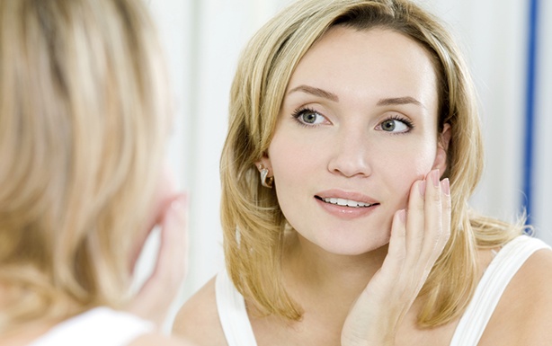 Woman-looking-in-mirror